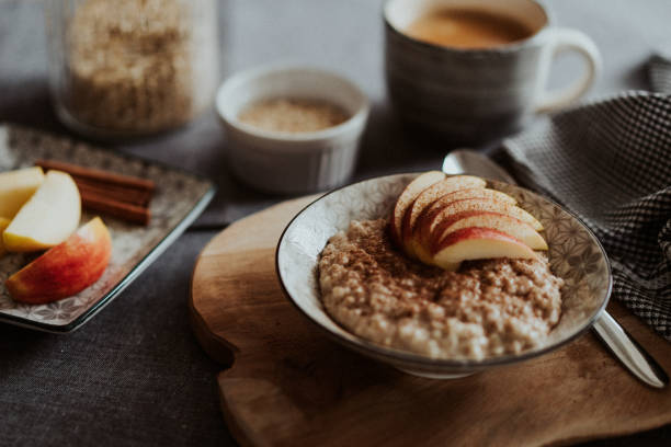 farina d'avena di porridge - colazione sana - oatmeal porridge bowl spoon foto e immagini stock
