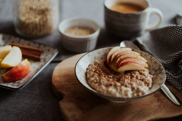 โจ๊กข้าวโอ๊ต - อาหารเช้าเพื่อสุขภาพ - porridge ภาพสต็อก ภาพถ่ายและรูปภาพปลอดค่าลิขสิทธิ์