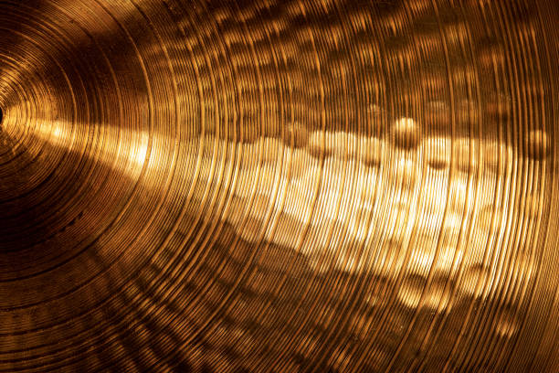 ドラムキットの古い黄金のシンバルの極端なクローズアップ - cymbal ストックフォトと画像