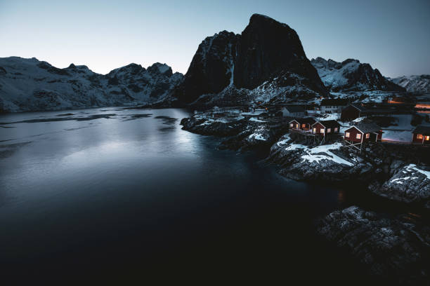 hamnøy-lofoten island na noruega - norway lofoten and vesteral islands sea mountain range - fotografias e filmes do acervo