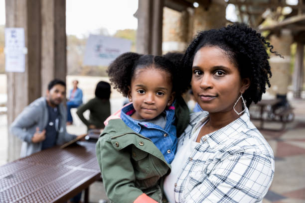 madre soltera adulta media tiene hija pequeña en la clínica gratuita - family single mother black mother fotografías e imágenes de stock