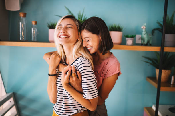 lgbt lesbianas pareja amor momentos concepto de felicidad - novio fotografías e imágenes de stock