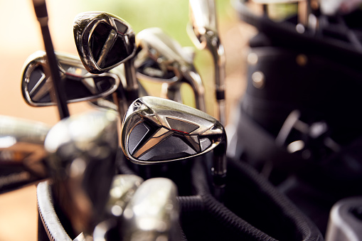 Primer plano de los clubes en bolsa en el buggy de golf photo
