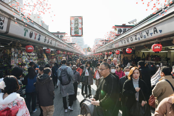 turyści na ulicy handlowej nakamise łączą się ze świątynią sensoji w asakusa - nakamise dori zdjęcia i obrazy z banku zdjęć