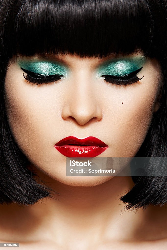 Bob acconciatura, make-up di Natale. Primo piano del volto femminile puro - Foto stock royalty-free di Adulto