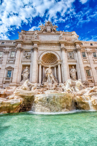 晴れた日の間に照らされたフォンタナ・ディ・トレヴィ、トレビの泉、ローマ - trevi fountain rome fountain panoramic ストックフォトと画像