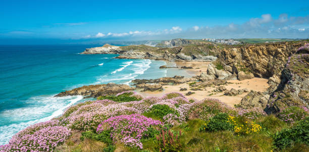 пляж ньюквей в северном корнуолле - horizon over water england uk summer стоковые фото и изображения