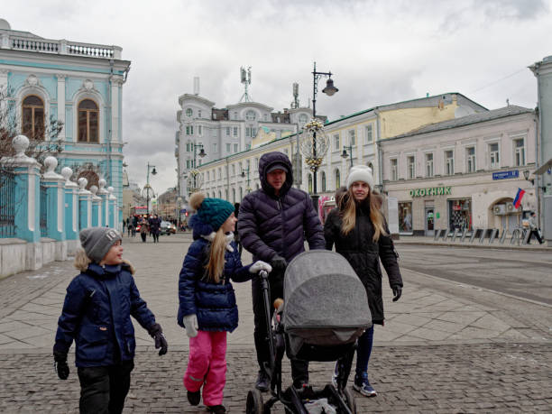 루비앙카 광장을 걷는 가족 - russian culture russia child people 뉴스 사진 이미지