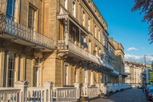 грузинская терраса в лансдаун плейс - regency style row house street house стоковые фото и изображения