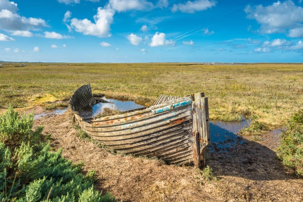 vieux bateau rustique laissé pour pourrir sur les marais de sel entre blakeney et cley - north norfolk photos et images de collection