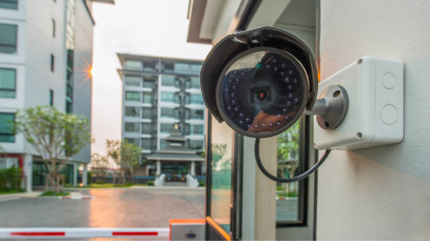 cctv sistema de câmera de vigilância de segurança para a vida doméstica na cidade moderna. câmeras de vigilância na esquina de um prédio. - building exterior audio - fotografias e filmes do acervo