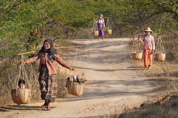 donne birmane, bagan, myanmar - bagan myanmar burmese culture family foto e immagini stock