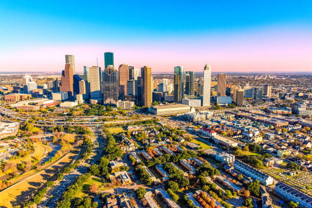 sobre houston - houston texas skyline texas office building fotografías e imágenes de stock