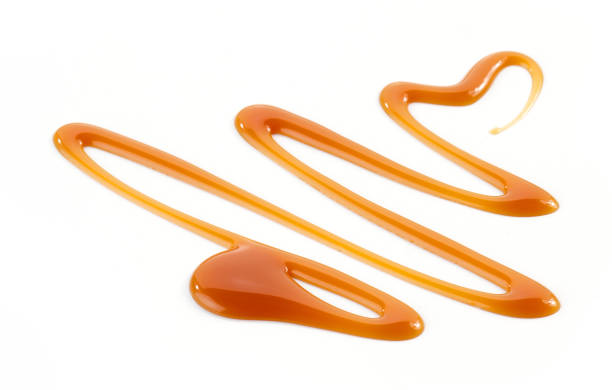 molho de caramelo isolado em branco - caramel sauces sweet sauce pouring - fotografias e filmes do acervo