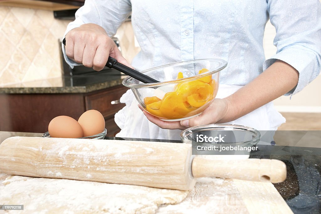 Tarte aux mélanges femme remplissant - Photo de Agripper libre de droits