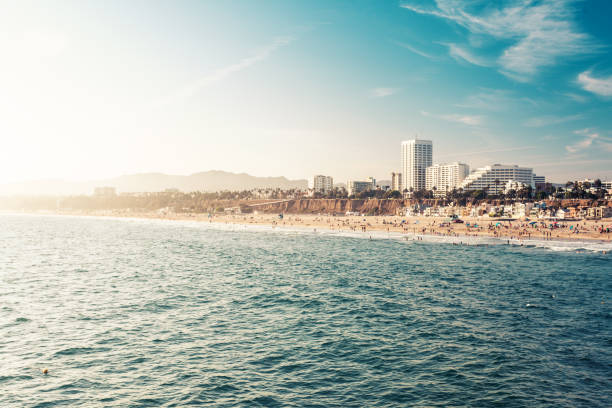 costa della spiaggia di santa monica alla luce del tramonto - santa monica beach california house foto e immagini stock