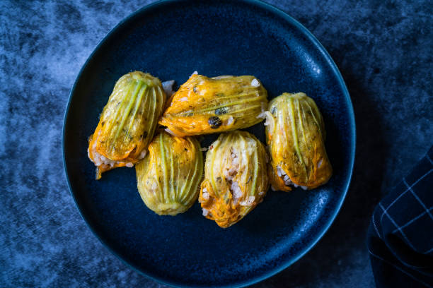 flores de calabacín dolma relleno de arroz pilaf / comida turca en plato. - squash blossom fotografías e imágenes de stock