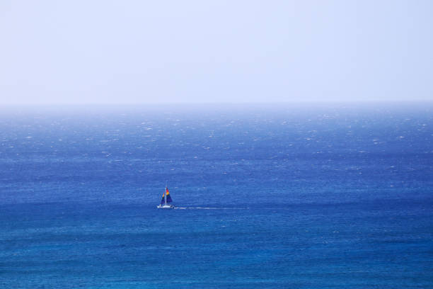 1/6/2020 hermoso océano y barco en hawaii waikiki beach - hawaii islands big island waikiki beach fotografías e imágenes de stock