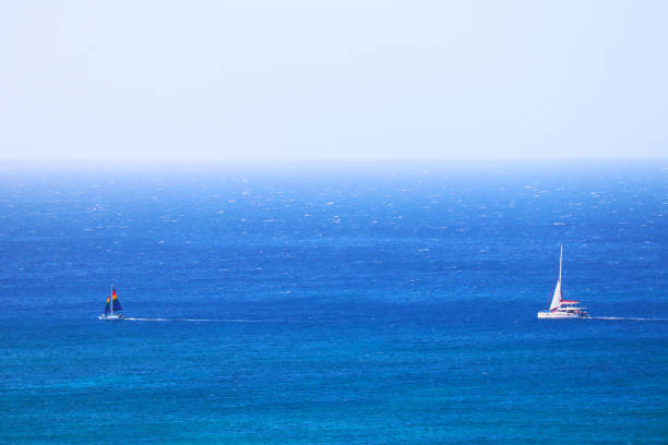 1/6/2020 hermoso océano y barco en hawaii waikiki beach - hawaii islands big island waikiki beach fotografías e imágenes de stock