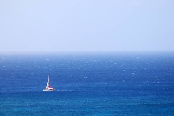 1/6/2020 hermoso océano y barco en hawaii waikiki beach - hawaii islands big island waikiki beach fotografías e imágenes de stock