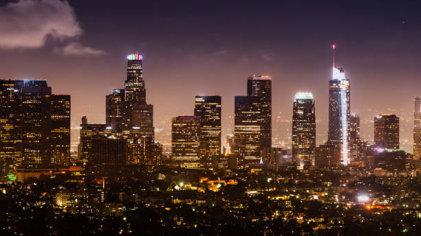 vista notturna aerea dello skyline del distretto finanziario di los angeles; california - city of los angeles city life cityscape night foto e immagini stock