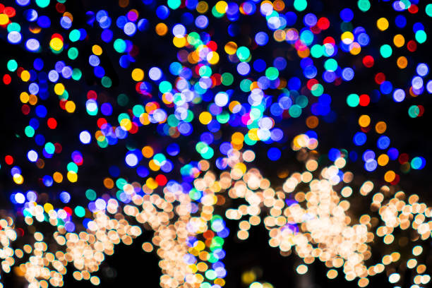 luzes de natal desfocadas que doram uma árvore; fundo bokeh de luzes coloridas; fundo abstrato - bookeh - fotografias e filmes do acervo