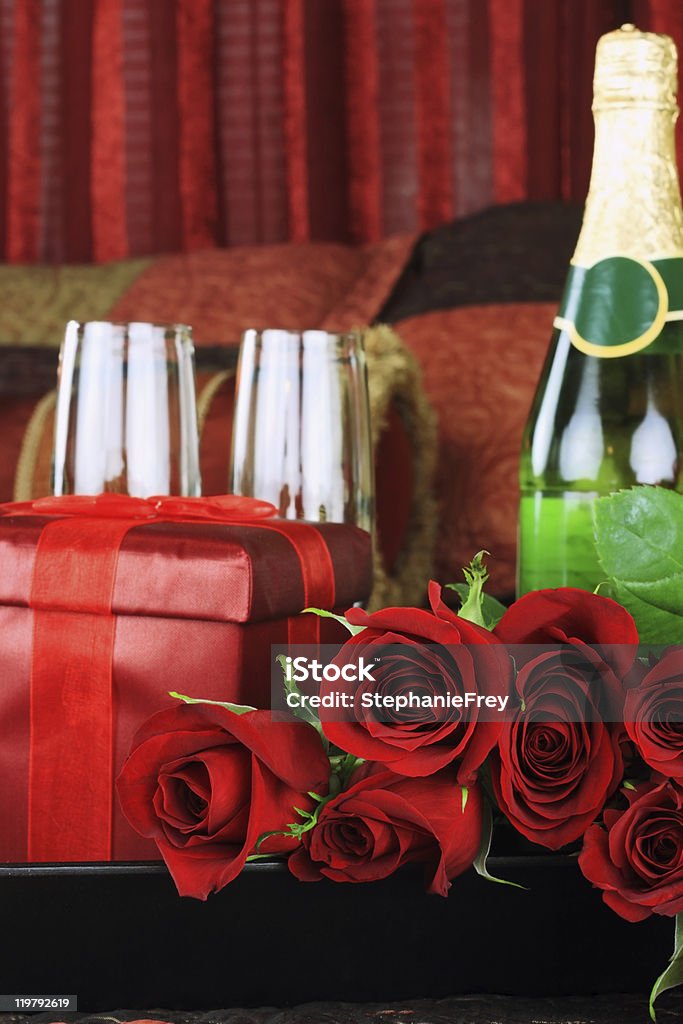 赤いバラとワイン - 12本のバラのロイヤリティフリーストックフォト