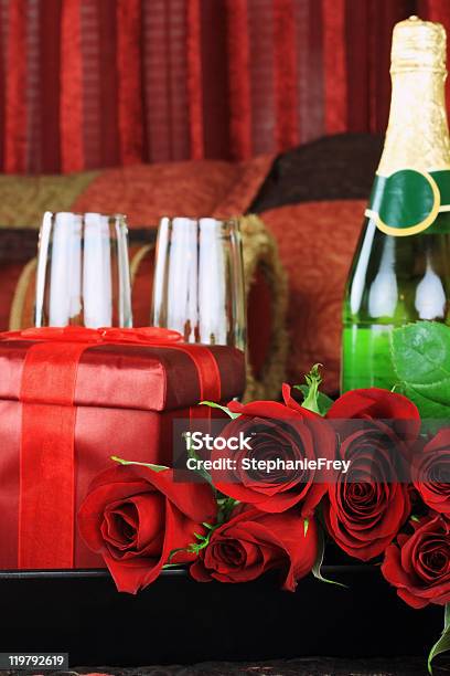 赤いバラとワイン - 12本のバラのストックフォトや画像を多数ご用意 - 12本のバラ, アルコール飲料, カラー画像