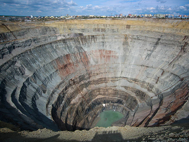 tubo kimberlite diamond "paz", yakutia, rusia - república de sakha fotografías e imágenes de stock