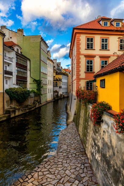 certovka (teufelskanal), manchmal auch kleines prag-venedig genannt. tschechien. certovka kanal läuft durch die nachbarschaft von prag, tschechische republik. kleineres viertel der prager altstadt. - prague little quarter stock-fotos und bilder