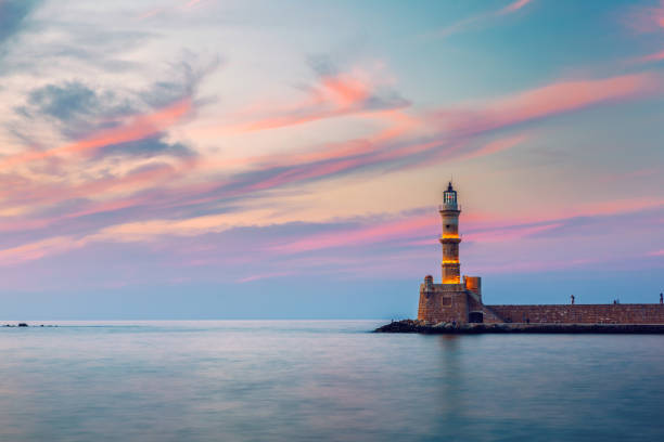 日没時のハニアの旧港にあるヴェネツィアの港と灯台、クレタ島、ギリシャ。ギリシャのハニアにある古いヴェネツィアの灯台。ギリシャのハニアにある旧ヴェネツィア港の灯台。 - ハニア ストックフォトと画像