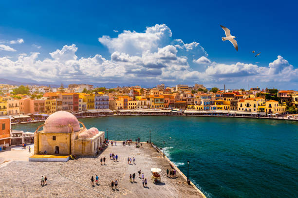 moschea nel vecchio porto veneziano della città di chania sull'isola di creta, grecia. vecchia moschea a chania. giannizzeri o moschea kioutsouk hassan a chania creta. moschea turca nella baia di chania. creta, grecia. - la canea città foto e immagini stock