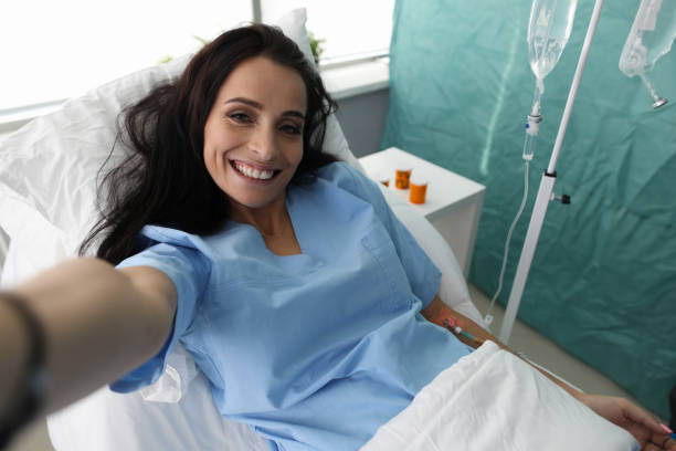 piękna kobieta zrobić selfie zdjęcie w szpitalu portret oddziału - surgeon human hand surgery anesthetic zdjęcia i obrazy z banku zdjęć