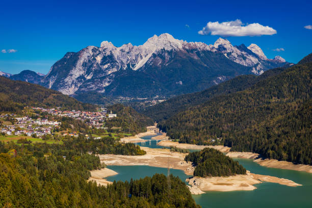 vista panorámica del lago del centro cadore en los alpes en italia, dolomitas, cerca de belluno. vista del lago calalzo, belluno, italia. lago del centro cadore en los alpes en italia, cerca de belluno. - belluno veneto european alps lake fotografías e imágenes de stock