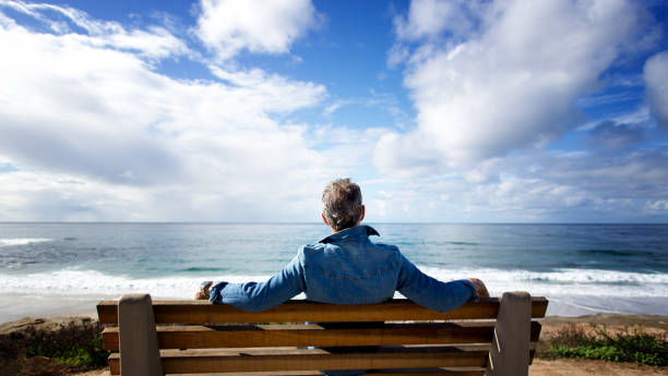 la jolla, ca : homme s'asseyant sur le banc regardant l'océan pacifique - looking at view water sea blue photos et images de collection