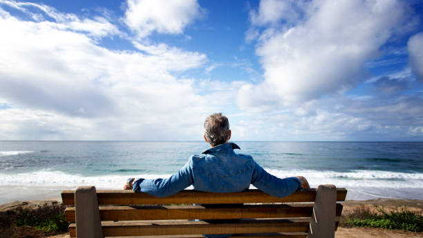 la jolla, ca: człowiek siedzący na ławce patrząc na ocean spokojny - looking at view water sea blue zdjęcia i obrazy z banku zdjęć