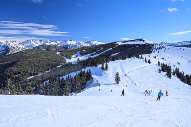 gente esquiando a lo largo de una cresta alta en la montaña vail - vail colorado skiing snow fotografías e imágenes de stock