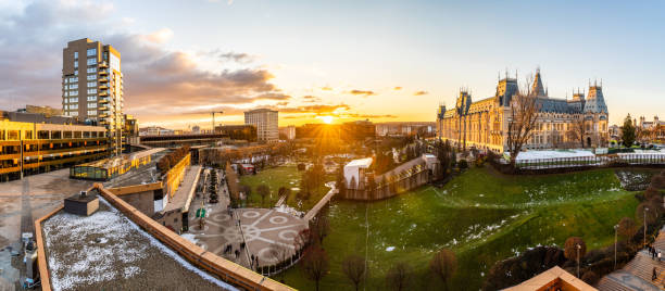 iasi, piazza centrale, vista panoramica - moldavia europa orientale foto e immagini stock