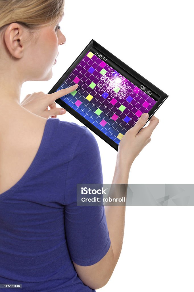 Frau hält eines touchpad-PCs, spielt retro-arcade game - Lizenzfrei Ausrüstung und Geräte Stock-Foto