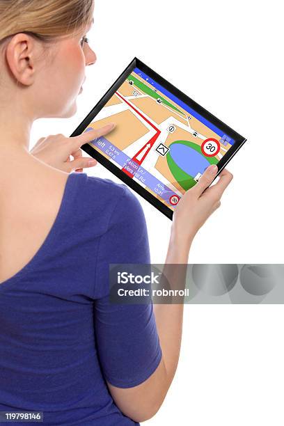 Frau Hält Eines Touchpadpcs Mit Der Navigationprogramm Stockfoto und mehr Bilder von Ausrüstung und Geräte