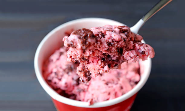 スプーンすくすおいしいイチゴチョコレートチャンクアイスクリームをクローズアップ - quart ストックフォトと画像
