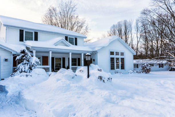 深い雪のブリザードの後に郊外の住宅 - driveway colonial style house residential structure ストックフォトと画像