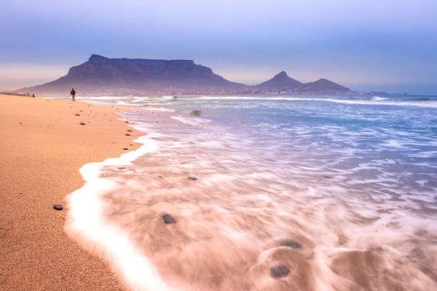 vista da montanha da tabela no nascer do sol da praia de milnerton, cidade do cabo, áfrica do sul - milnerton - fotografias e filmes do acervo