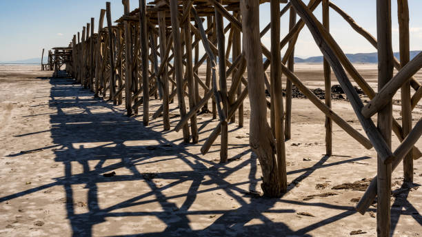 molo nad jeziorem urmia iran - lake urmia zdjęcia i obrazy z banku zdjęć