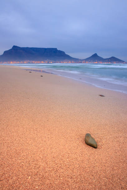 vista da montanha da tabela no nascer do sol da praia de milnerton, cidade do cabo, áfrica do sul - milnerton - fotografias e filmes do acervo