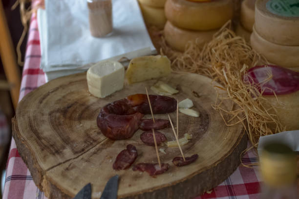 수제 돼지고기 초리조와 치즈를 나무 테이블에 얹은 손의 상세한 전경 - aging process beef old dry 뉴스 사진 이미지