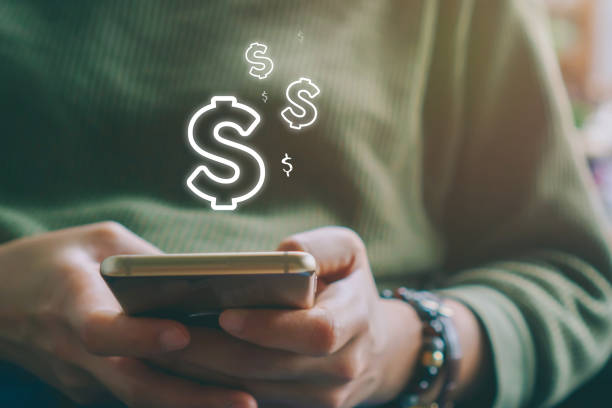 frau verwenden gadget handy verdienen geld online mit dollar-symbol pop-up . business-technologie auf smartphone-konzept. - earn stock-fotos und bilder