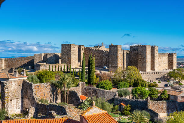 zamek trujillo. poprzednie stanowisko: arab alcazaba. w trujillo, extramadura, hiszpania. - fort fortified wall castle stone zdjęcia i obrazy z banku zdjęć