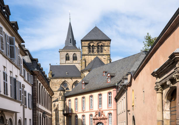 vista lateral de la catedral de san pedro en tréveris, alemania - trierer dom fotografías e imágenes de stock