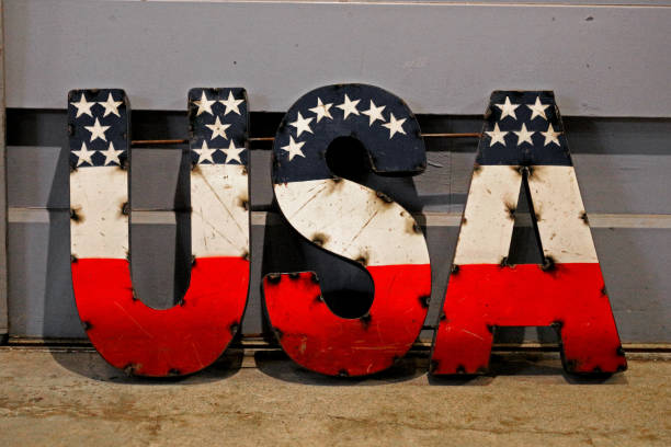 "u.s.a" logo figur mit amerikanischer flagge bemalt - u s flag stock-fotos und bilder